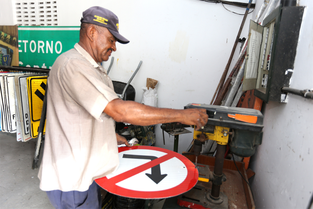 Vandalismo é causa de reposição de 30% das placas de trânsito em Aracaju - SMTT Aracaju